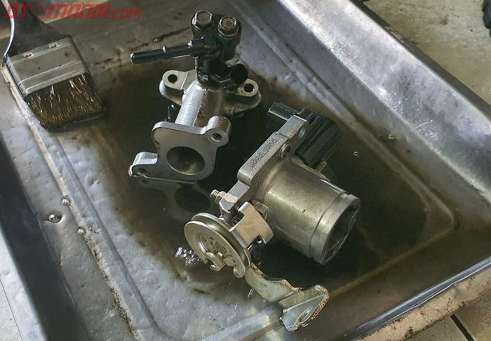 Throttle body motor matic yang sedang dibersihkan