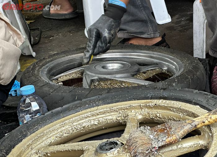 Proses pengecatan pelek enggak sembarangan, bila pelek bekas repaint akan dilakukan proses remover agar hasil bisa maksimal 