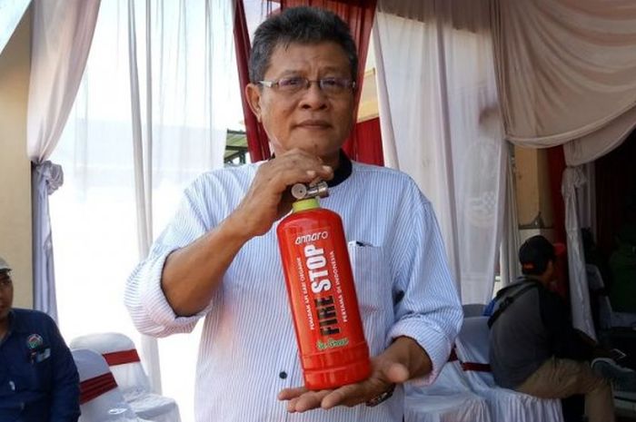 Aryanto Misel asal Cirebon tunjukkan pemadam kebakaran dari bahan kulit singkong