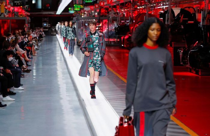 Produk fashion buatan Ferrari.