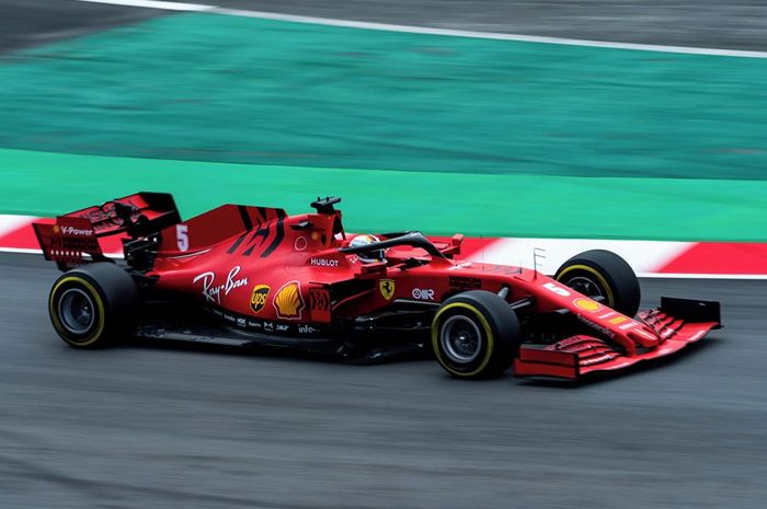 Sebastian Vettel menunjukkan kekuatan mobil Ferrari SF1000 pada tes pramusim F1 Barcelona hari Kamis (27/2/2020)