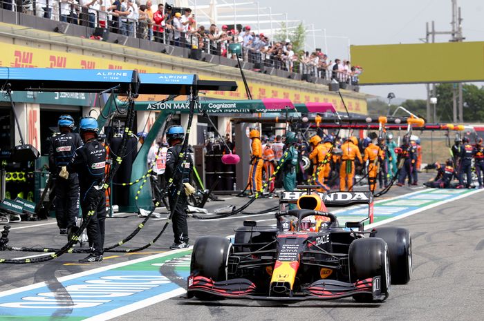 Max Verstappen setelah menjalani pit stop di F1 Prancis 2021. FIA mengeluarkan aturan baru pit stop di F1 Styria 2021