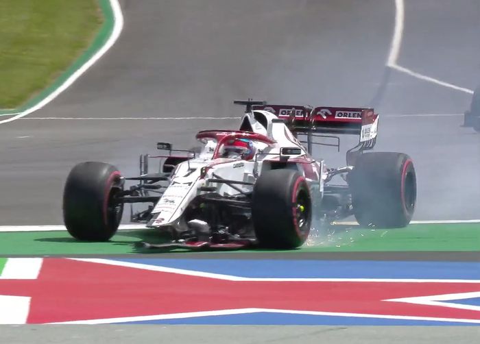 Safety Car diturunkan usai mobil Kimi Raikkonen (Alfa Romeo) bersenggolan dengan rekan setimnya, Antonio Giovinazzi