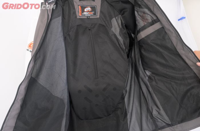 Bagian dalam jaket riding AHRS Street Line, terbuat dari mesh yang adem dan cocok untuk bulan puasa