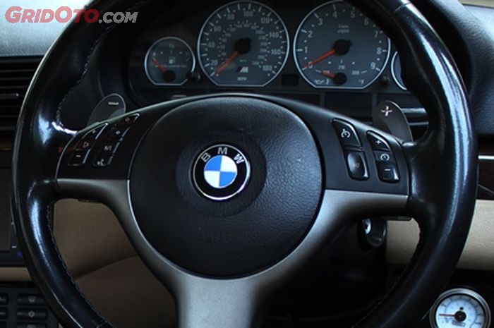 BMW E46 Ini punya tampilan mewah dan dipasangi kustom paddle shifter
