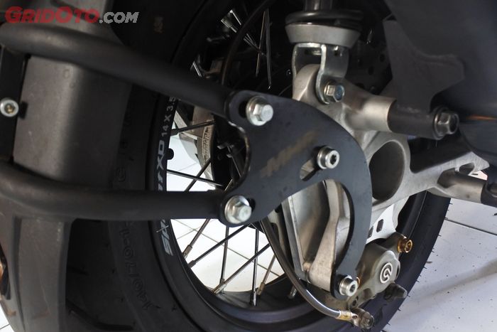 Pemasangan bracket mudguard cukup di area dudukan kaliper rem belakang.