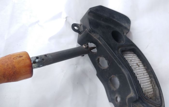 Gbr. 2. Hanya membuat lubang tambahan