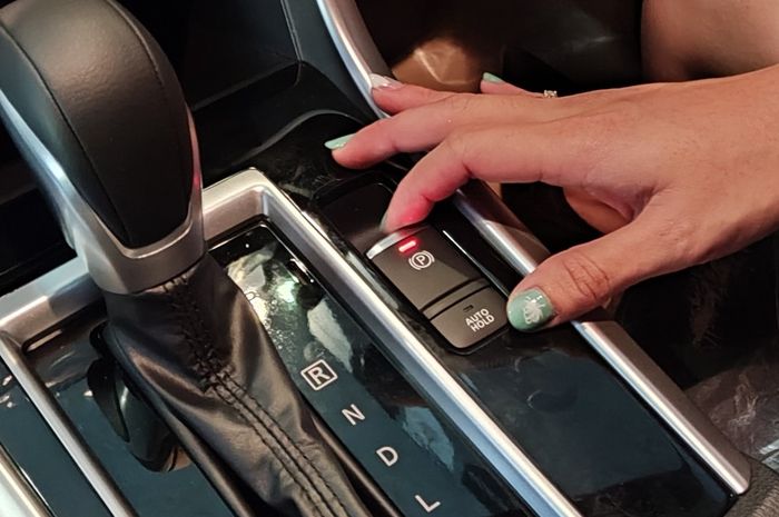 Floor console baru pada Mitsubishi New Xpander Cross dilengkapi dengan Electric Parking Brake