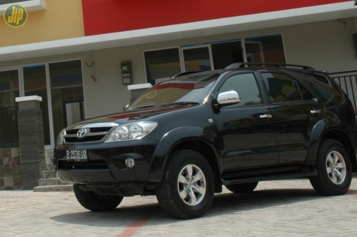 Toyota Fortuner Bensin Generasi Pertama