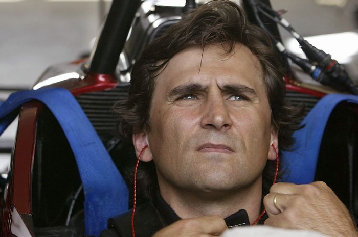 Mantan pembalap F1, Alex Zanardi mendapat cedera serius pada bagian kepala usai kecelakaan saat balapan handbike di Italia