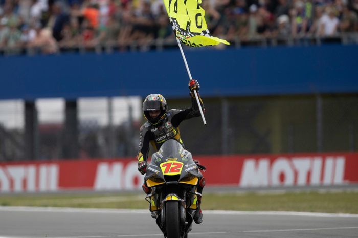 Marco Bezzecchi persembahkan podium untuk Valentino Rossi usai finis kedua di MotoGP Belanda 2022