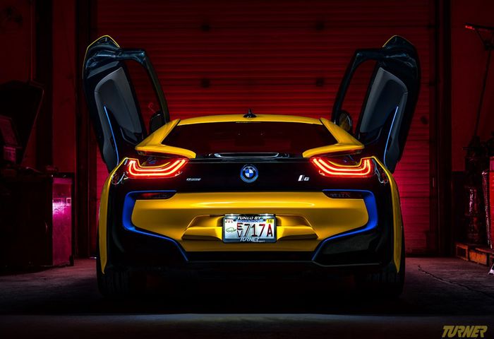 BMW i8 dengan kelir warna kuning ngejreng