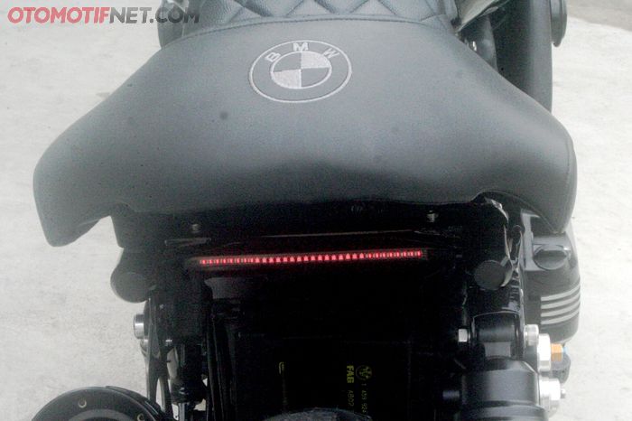 Di buritan BMW K1100 LT karya RCW ini terpasang lampu rem LED tipis, sekilas tak ada