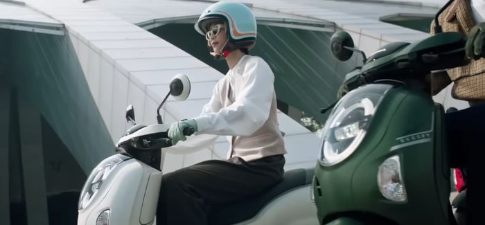 Tampilan helm retro khas desain Scoopy