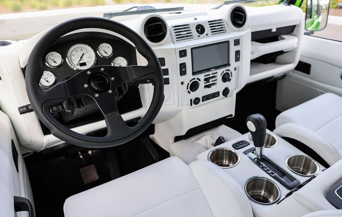 Tampilan kabin restomod Land Rover Defender juga dibikin mewah dan modern