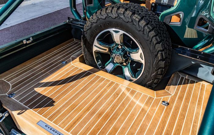 Tampilan bak belakang modifikasi Land Rover Defender D90 garapan Overfinch