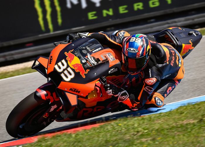 Brad Binder bawa KTM raih kemenangan perdana, sementara Valentino Rossi gagal naik podium di balapan MotoGP Ceko 2020