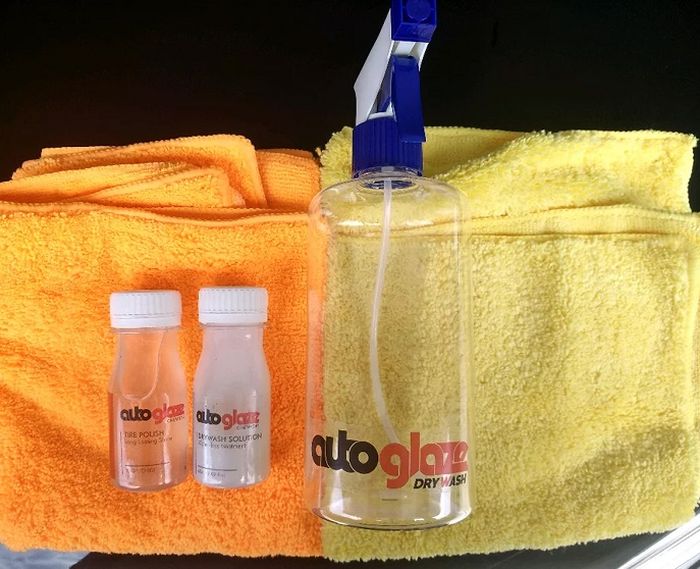 Auto Glaze tawarkan dalam satu paket yang terdiri dari botol penyemprot, cairan waterless dan lap microfiber