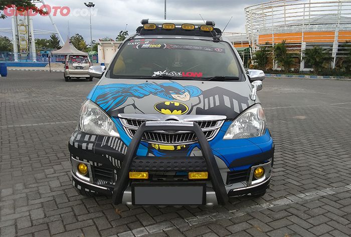 Fascia Daihastu Xenia berkelir Batman