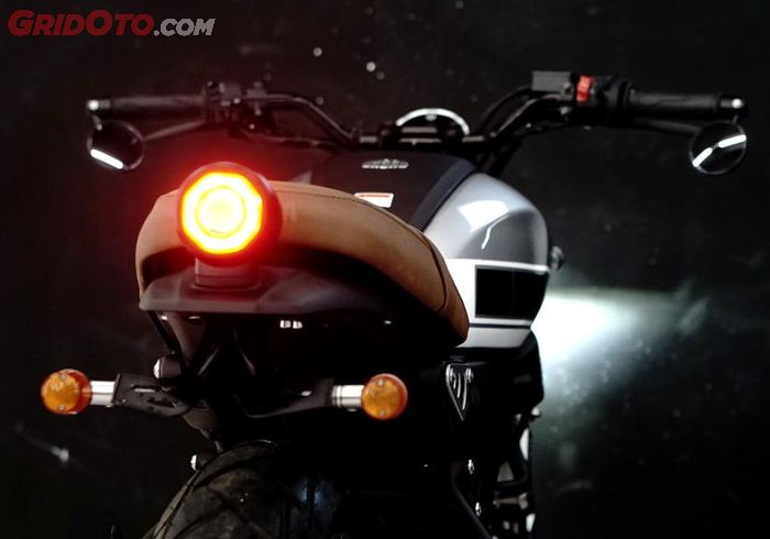 Spion bar end, tail tidy, dan sein aftermarket terpasang di motor ini.