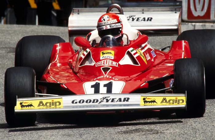 Niki Lauda dengan mobil Ferrari 312T2B pada balap F1 tahun 1977