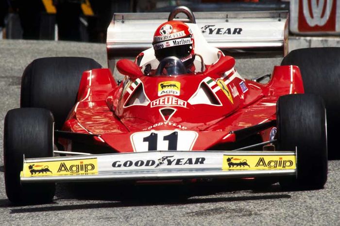 Niki Lauda dengan mobil Ferrari 312T2B pada balap F1 tahun 1977