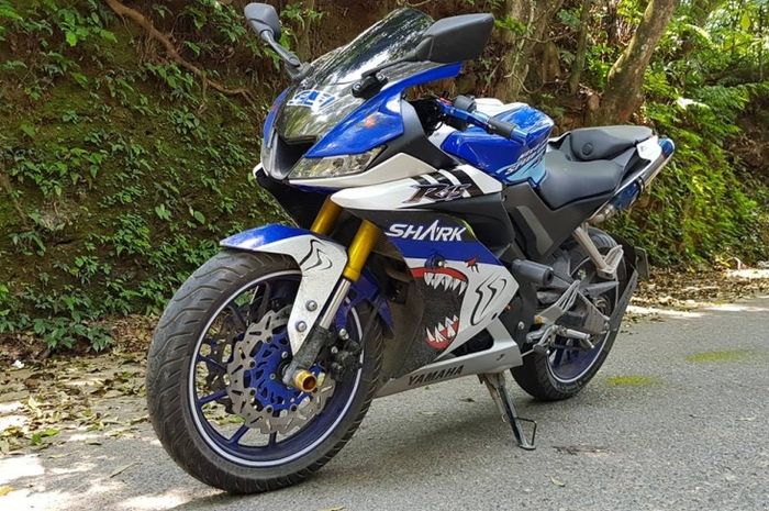 Yamaha R15 ngebet jadi R1 pakai dua knalpot sekaligus