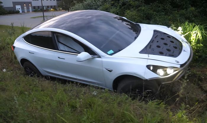 Modifikasi Tesla Model 3 bekas kecelakaan jadi mobil off-road
