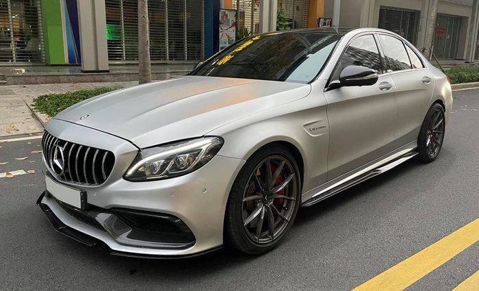Tampilan depan modifikasi Mercedes-AMG C63 S Edition 1 asal Vietnam