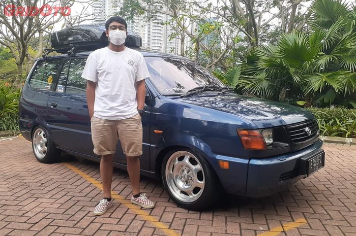 Bro Riondi dengan Kijang Kapsul modifikasinya