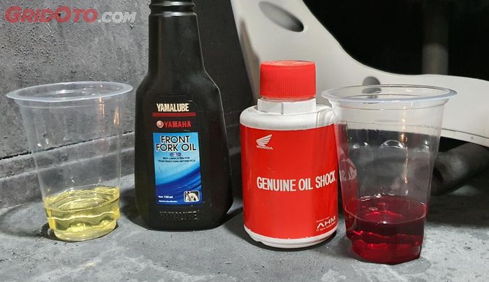 Yamalube Front Fork Oil (Kiri) dengan Honda Genuine Oil Shock (Kanan)
