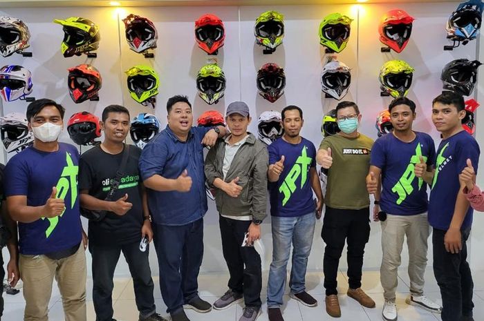 Helm JPX resmikan outlet baru di Lombok