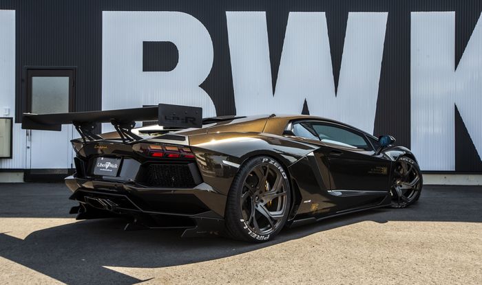 Tampilan belakang Lamborghini Aventador hasil garapan Liberty Walk