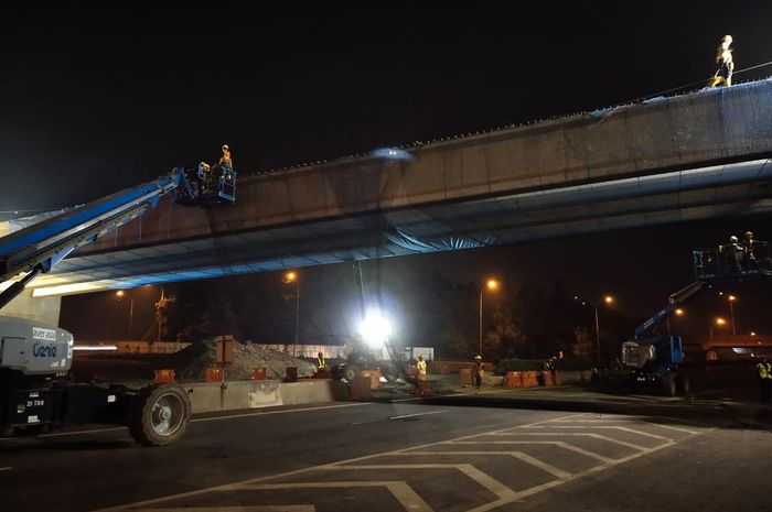 pengerjaan konstruksi jembatan proyek Jakarta-Cikampek Selatan