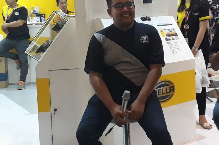 Akbar Rais saat berada di salah satu booth pada pameran otomotif di Kemayoran