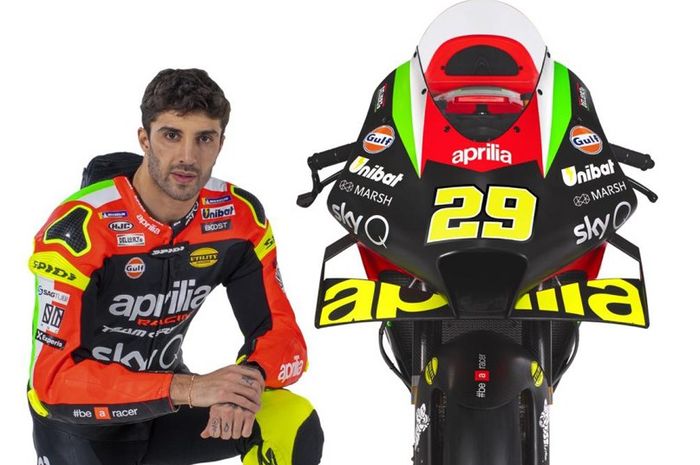 Andrea Iannone berseragam tim Aprilia