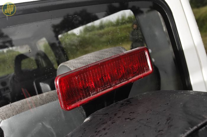 Third brake lamp waterproof bisa diletakkan pada bagian luar kendaraan.