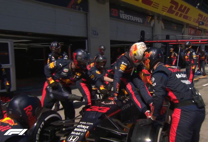 Pada lap ke-11, secara mengejutkan Max Verstappen melambat karena mengalami masalah mesin