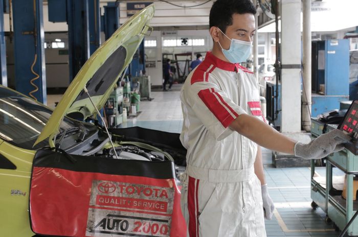 Ilustrasi uji emisi di bengkel Auto2000