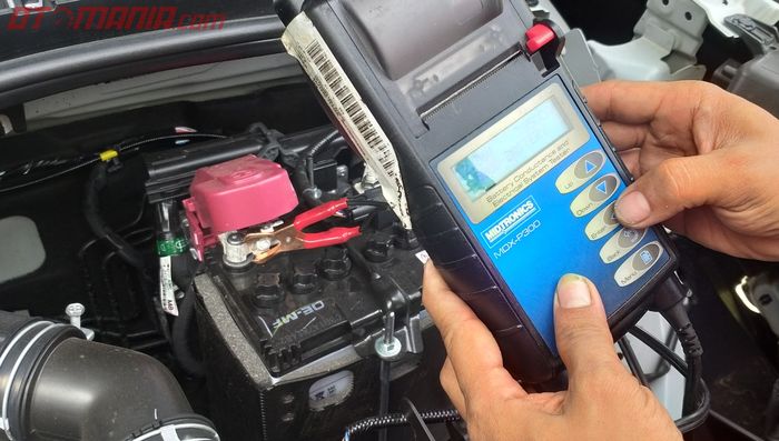 Pengecekan kondisi aki mobil pakai battery checker
