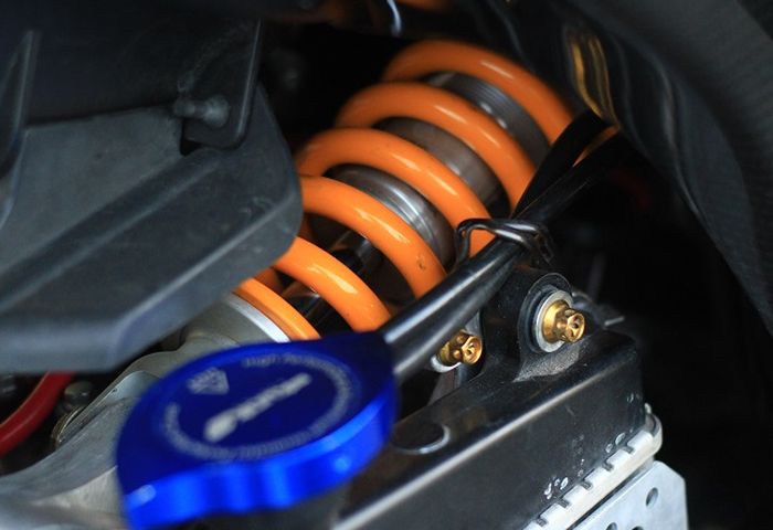 Monosok Ohlins ngumpet rebah di balik bodi