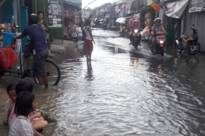 Ada potensi kerusakan akibat motor matic terjang banjir rob (ilustrasi)