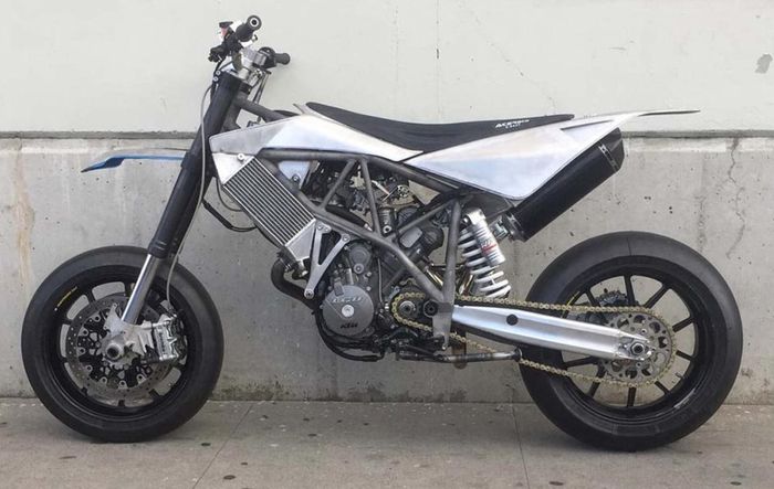 KTM 950 Supermoto berbodi aluminium besutan Hazan Motorworks