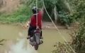 Ngeri Banget, Wanita Ini Melayang Seberangi Sungai Pakai Honda Vario