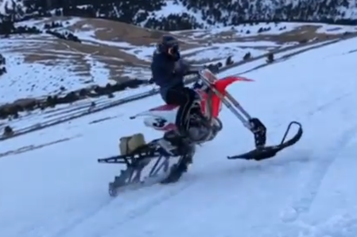 Marc Marquez berlatih di salju dengan motor motocross yang sudah dimodifikasi mirip snowmobile