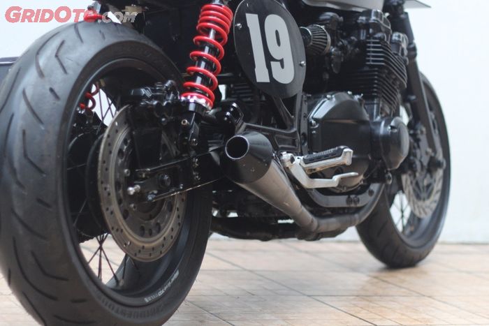 Knalpot buat GSX-750 ini custom, jadi 4-2