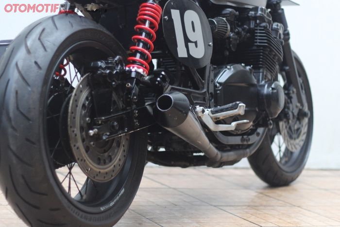 Knalpot buat GSX-750 ini custom, jadi 4-2