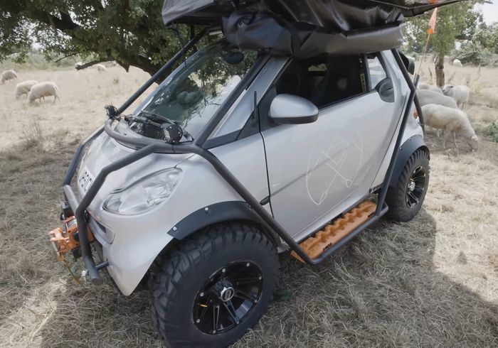 Modifikasi Smart Fortwo overland ditopang setup kaki-kaki jangkung