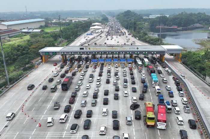 Ilustrasi. Gerbang Tol Cikampek Utama dipadati kendaraan saat periode mudik Lebaran 2023