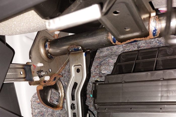 Karat pada bagian besi penyangga dashboard di Honda BR-V.